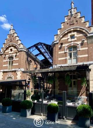 Op zoek naar een bemeubeld duplex appartement te huur in Hasselt op een centrale locatie? Aan de Minderbroederstraat 12 vind je deze charmante duplex van 47 m², verdeeld over twee verdiepingen en met zicht op de idyllische Walputstraat. Een compacte en praktisch ingerichte woonplek midden in de stad.<br />Belangrijk om te weten: in dit appartement is geen domicilie mogelijk.<br /><br />Indeling<br />Eerste verdieping<br />Je komt binnen in de leefruimte met open keuken. Dankzij de bemeubelde inrichting hoef je niet van nul te beginnen en kan je de ruimte meteen in gebruik nemen.<br />Tweede verdieping<br />Via de trap bereik je de tweede verdieping. Hier bevinden zich de slaapkamer en badkamer, waardoor het slaapgedeelte mooi afgescheiden blijft van de leefruimte.<br /><br />Troeven<br />- Bemeubelde duplex van 47 m²<br />- Gelegen in het centrum van Hasselt<br />- Leefruimte met open keuken<br />- Aparte slaapverdieping met badkamer<br />- Mooi zicht op de Walputstraat<br />- Water, elektriciteit en internet via een vaste maandelijkse privatieve kost<br />- Praktische oplossing voor wie tijdelijk of zonder domicilie in Hasselt wil verblijven<br /><br />Kosten<br />Naast de maandelijkse huurprijs betaal je een privatieve kost van € 100 per maand voor water, elektriciteit en internet.<br />Wordt de duplex door twee personen bewoond? Dan bedraagt deze privatieve kost € 150 per maand.<br /><br />Ligging & omgeving<br />De Minderbroederstraat ligt pal in het centrum van Hasselt. Winkels, horeca, openbaar vervoer en alle dagelijkse voorzieningen bevinden zich op wandelafstand. Tegelijk geniet je vanuit het appartement van zicht op de gezellige en karaktervolle Walputstraat.<br />Wie een bemeubeld duplex appartement in het centrum van Hasselt zoekt en graag alles binnen handbereik heeft, zit hier dus bijzonder praktisch.<br /><br />Interesse?<br />Ben je enthousiast? Interesse? Klik op “Ik ben kandidaat” via www.optie-m.be<br /><br />Wil je weten wat jouw woning waard is? Contacteer ons via info@optie-m.be