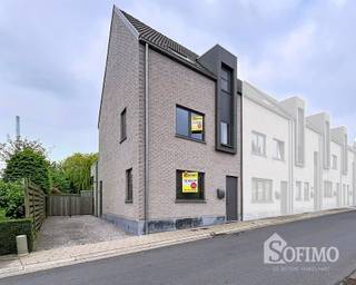<h1><span>Recente, instapkare Halfopen bebouwing (EPC B)</span></h1><h1><span>Rustig gelegen nabij het centrum van Westrozebeke</span></h1><h1><span> </span></h1><h1><span>De woning is ingedeeld als volgt:</span></h1><h1><span> </span></h1><h1><span>Gelijkvloers: </span></h1><h1><span>Inkomhal met ingemaakte kasten en gastentoilet, lichtrijke woonkamer met gashaard en grote raampartijen, moderne open keuken met eiland en alle toestellen, wasplaats/berging.</span></h1><h1><span>Onderhoudsvriendelijke tuin met tuinhuis, oprit voor 3 wagens.</span></h1><h1><span> </span></h1><h1><span>1e verdieping</span><span>:</span></h1><h1><span>Berging, slaapkamer, badkamer met inloopdouche bad en 2e toilet.</span></h1><h1><span> </span></h1><h1><span>2e verdieping: </span></h1><h1><span>Grote slaapkamer (mogelijk op te splitsen naar 2 kamers) en zolder.</span></h1><h1><span> </span></h1><h1><span>Extra:</span></h1><h1><span>Aparte garage te koop om de hoek van de woning (€22.000)</span></h1><h1><span> </span></h1><h1><span> </span></h1>