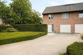 Ben je op zoek naar een moderne, goed onderhouden woning in een veilige en kindvriendelijke omgeving?Dan is deze halfopen woning uit 2017, gelegen in...