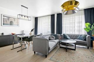 Vlakbij het centrum van Hoboken. Dit appartement op de eerste verdieping beschikt over een hal en een ruime living met open keuken. Doorheen het gehele appartement valt de hogere plafondhoogte dan standaard enorm op en geeft ook een heel ruim gevoel. De ramen zijn tevens voldoende groot voorzien en zorgen voor een zeer aangename lichtinval. De keuken is volledig geïnstalleerd met werkblad, dubbele spoelbak en toestellen (ijskast met vriesvak, vitro ceramische kookplaat, warme-lucht oven, afwasmachine en inox schouwdampkap). Naast de keuken heeft men een praktische berging met voldoende opslagruimte alsook de aansluiting voor wasmachine. De badkamer is volledig betegeld, met dubbele lavabo in meubel en een ligbad. Verder een apart toilet. De 2 volwaardige slaapkamers zijn achteraan gelegen en geven toegang tot de ruime zuidwest tuin. Verder een handige kelderberging, alsook een ondergrondse autostaanplaats dewelke verplicht bij aan te kopen is aan €20.000,00. Het appartement is momenteel verhuurd aan een huurprijs van €1.000 inclusief kosten!