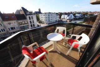 Deze ruime studio is uitstekend gelegen in Mariakerke, op wandelafstand van de Zeedijk, winkels, restaurants en openbaar vervoer. Dankzij de gunstige ligging en de praktische indeling is deze studio ideaal als tweede verblijf of interessante investering aan zee.<br />De studio bevindt zich op de 4de verdieping en omvat de volgende indeling:
<ul>
	<li><span>Inkomhal met stapelbed </span></li>
	<li><span>Badkamer met lavabo en ligbad </span></li>
	<li><span>Lichtrijke woonkamer met eetplaats </span></li>
	<li><span>Zuidgericht terras met zicht op het hinterland, toegankelijk via het schuifraam </span></li>
	<li><span>Keuken uitgerust met elektrische toestellen </span></li>
	<li><span>Ruime slaaphoek met plaats voor een dubbel bed en een kleerkast </span></li>
</ul>
<strong>Troeven:</strong>

<ul>
	<li><span>Uitstekende ligging nabij de Zeedijk </span></li>
	<li><span>Zuidgericht terras met aangenaam uitzicht </span></li>
	<li><span>Ruime slaaphoek </span></li>
	<li><span>Energiezuinig met EPC-label B </span></li>
	<li><span>Asbestveilig </span></li>
	<li><span>Mogelijkheid tot aankoop van een garage op wandelafstand </span></li>
	<li><span>Winkels, restaurants en openbaar vervoer op wandelafstand </span></li>
</ul>
Bent u op zoek naar een ruime studio aan zee, als tweede verblijf of als investering? Dan is deze eigendom zeker een bezoek waard!<br /><strong>Interesse?</strong> Wenst u deze studio te bezichtigen, neem dan gerust contact op via telefoon op <strong>0495 50 69 20</strong> of via e-mail op <strong>nicolas@jolieinvest.be</strong><br /> 