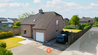 Te koop: Instapklare alleenstaande woning in een rustige en kindvriendelijke buurt van Menen<br /><br />In een rustige, gezinsvriendelijke wijk van Menen bevindt zich deze charmante en instapklare alleenstaande woning. De woning is ideaal voor wie op zoek is naar comfort, ruimte en een gunstige ligging gezien de woning gelegen is een doodlopende straat maar toch vlakbij belangrijke invalswegen. Dankzij de <strong>drie volwaardige slaapkamers</strong>, een handige <strong>dressing</strong>, een ruime tuin en meerdere extra’s, is dit de perfecte gezinswoning.<br /><br />Binnenkomend via de inkomhal met gastentoilet betreed je de lichtrijke leefruimte die uitkijkt op de tuin.<br /><br />De volledig uitgeruste keuken biedt alle nodige comfort en een aangenaam zicht en toegang tot de tuin. Aansluitend is er een praktische was/berging en de <strong>garage </strong>met elektrische poort.<br />Daarnaast is er op het gelijkvloers een apart gastentoilet en toegang tot een<strong> zonnig terras met een netjes aangelegde tuin</strong>. <br /><br />Op de eerste verdieping bevinden zich <strong>drie slaapkamers</strong>, een aparte <strong>dressing of 4e slaapkamer </strong>en een badkamer die voorzien is van een bad/douchecombinatie, lavabo en toilet. Extra opbergruimte vind je in de kleine kelder/berging en de kruipzolder die zich uitstrekt over de volledige woning.<br /><br />De woning scoort bovendien uitstekend met een <strong>epc label B </strong>, op energetisch vlak dankzij de aanwezige <strong>zonnepanelen</strong>, een <strong>hoogrendementsketel </strong>en aansluiting op <strong>regenwater</strong>. <br /><br />Deze woning is beschikbaar vanaf 1 november 2025 en is een buitenkans voor wie op zoek is naar een verzorgde, energiezuinige woning in een aangename buurt.<br /><br /><strong>PLUSPUNTEN:</strong><br />- 3/4 slaapkamers<br />- rustig gelegen<br />- grote tuin<br />- energiezuinig: zonnepanelen - hoogrendementsketel - regenwater - epc B<br /><br />Dit betreft een vanaf prijs, elk bod dient boven €369.000 te liggen.<br /><br /><br />Graag meer info of een bezoek? Kimoura 0470 86 65 08 - kimoura@immolietaer.be