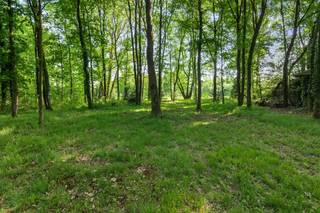 <p><span>Gelegen midden in het groen, in het idyllische Halle-Zoersel, bevindt zich deze prachtige woning op een perceel van ca. 37 are. De woning ligt aan een doodlopende straat die overgaat in het Kasteelpark van Halle (25ha groot), dat aansluit op het uitgestrekte Zoerselbos, een beschermd natuurgebied van ruim 400 hectare, waar u heerlijk kunt wandelen, genieten of ontspannen in de natuur en ondertussen allerlei wilde dieren kan spotten zoals hertjes of een ondeugende vossenfamilie. Je ontdekt hier ook romantische hoekjes met als blikvanger het kasteel naast het feit dat dit uniek bosgebied een waar paradijs is voor natuurliefhebbers, met een rijke fauna en flora, dat bekendstaat om zijn afwisselend landschap (van bos tot heide met vennen), open plekken en kronkelende bospaadjes, die u ook leiden naar verschillende  leuke brasserieën. Tegelijkertijd geniet u hier van een uitstekende bereikbaarheid dankzij de nabijheid van de E34 en E313 – op slechts 20 km van Antwerpen. Zo combineert u moeiteloos het beste van twee werelden: landelijk groen met een vlotte verbinding naar de metropool Antwerpen.</span></p><p><span>De woning is functioneel en doordacht ingedeeld en er werd veelvuldig gebruik maakt van betere materialen zoals parketvloeren. Op het gelijkvloers bevindt zich vooraan een inkomhal met gastentoilet die ons naar de centrale en lichtrijke woonkamer brengt, die overgaat in een gezellige zithoek met open haard en een aparte bureau, die een uniek open concept hebben dat zich uitstrekt over bijna de ganse achterkant van de woning, met een overweldigend zicht op het groen dankzij de kamershoge ramen. Daarnaast bevindt zich een volledig uitgeruste keuken met aparte eethoek, die aansluit op een praktische koele berging en wasplaats. De eerste verdieping telt 4 volwaardige slaapkamers, een comfortabele badkamer en aparte douchekamer, waardoor de woning zich perfect leent voor een groter gezin. Na contactname met de gemeente is het ook mogelijk gebleken om een zwembad in de achter- of zijtuin te plaatsen en een garage bij te bouwen van maximaal 90m³ (ca. 40m² met een gemiddelde hoogte van 2,5m). Deze bijkomende mogelijkheden lichten wij ook graag toe tijdens een bezoek.</span></p><p><span>Deze woning is ideaal voor een gezin, dat op zoek is naar een kwaliteitsvolle thuis met veel potentieel, in een groene, rustige omgeving, zonder in te boeten aan bereikbaarheid of comfort. Een unieke kans als u houdt van lange wandelingen in een prachtig mooie, bosrijke omgeving, afgewisseld door heide en moerassen, met een unieke fauna en flora.</span></p>