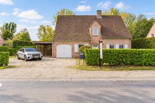 <p>Ligging<br />Aan de rand van De Pinte, in een rustige en groene omgeving, staat deze klassieke vrijstaande villa in warme handvormsteen met witte luiken. De woning ligt op een royaal perceel van ± 1.238 m², met een diepe tuin en een ongestoord zicht op de prachtige vijver. Rust, ruimte en natuur liggen hier aan je voordeur, terwijl Gent en de belangrijkste invalswegen vlot bereikbaar blijven.<br /><br />De Woning<br />De villa werd gebouwd in 1995 en heeft een bewoonbare oppervlakte van ± 190 m² (volgens EPC). Ze is meteen bewoonbaar en biedt alle ruimte om er stap voor stap je eigen accenten te leggen.<br /><br />Interieur<br />Een ruime inkomhal opent naar een aparte bureauruimte, de leefruimte en de keuken. De lichte living draait helemaal rond het uitzicht: het grote schuifraam opent naar het overdekte terras, met de tuin en de vijver als decor. De afzonderlijke keuken heeft een klassieke afwerking en veel bergruimte. De ruime inpandige garage maakt het gelijkvloers af.<br />Op de verdieping liggen vier lichte slaapkamers, een badkamer met ligbad en dubbele lavabo en een aparte douchekamer met lavabo. Via een uittrekbare trap bereik je een ruime zolder, ideaal als bergruimte.<br /><br />Exterieur<br />De villa ligt op een diep perceel, omzoomd door hagen, met een overdekt terras en een zicht op het water dat je zelden vindt. Vooraan is er een ruime oprit voor meerdere wagens.<br /><br />De vijver<br />Vanuit de woning en de tuin kijk je uit op de vijver. Het beeld verandert met de seizoenen: frisgroen in de lente, lange zomeravonden aan het water, herfstkleuren die zich in het water spiegelen, en een stille nevel op een winterochtend. Een uitzicht dat de woning een bijzonder karakter geeft.<br /><br />Een instapklare woning op een unieke plek, met ruimte om er je eigen accenten te leggen.<br /><br />Verkoopprocedure<br />Deze eigendom wordt verkocht via een biedingsprocedure. De instelprijs bedraagt € 600.000 excl. kosten.</p>