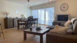 Gezellig gelijkvloers appartement in het centrum van Halen, incl. ondergrondse staanplaats en kelderberging.<br /><br />Op zoek naar een gezellig, instapklaar en centraal gelegen appartement?<br />Dit gelijkvloers appartement in het centrum van Halen combineert comfort, een praktische indeling en een aangenaam zonnig terras.<br /><br />Het appartement omvat een gezellige woonkamer met zithoek en eetplaats, aansluitend een open keuken, twee slaapkamers, een badkamer met ligbad en aparte douche, en een handige berging/stookplaats.<br /><br />Een absolute troef is het gezellige zonnige terras met achteruitgang, waar je heerlijk kunt genieten van de buitenlucht.<br />Met de lift kan je makkelijk naar de ondergrondse autostaanplaats en berging die in de prijs zijn begrepen.<br /><br />Dankzij de centrale ligging bevinden winkels en dagelijkse voorzieningen zich vlakbij.<br />Ook de opritten van de autosnelweg zijn vlot bereikbaar, zowel richting Leuven/Brussel als Hasselt.<br /><br />Het appartement werd gebouwd in 2008 en is volledig instapklaar.<br />In 2025 werd de verwarmingsketel vernieuwd, wat opnieuw zorgt voor extra comfort en zekerheid.<br /><br />Dit appartement is bijzonder geschikt voor alleenstaanden, gepensioneerden of starters, maar vormt dankzij de aantrekkelijke ligging en praktische indeling eveneens een interessante investering als opbrengsteigendom.<br /><br />Prijs bespreekbaar.<br /><br />Ontdek dit appartement tijdens onze kijkdag:<br />Wanneer? 12 september 2026<br />Tijd? Van 14u tot 16u<br /><br />Liever op een ander moment komen kijken?<br />Maak dan gerust een afspraak via 013/29.40.40.<br /><br />Mis deze kans niet en kom zelf de troeven van dit gezellige appartement ontdekken!<br /><br />EPC: 191 kWh/m² - UC: 20210727-0002445555-RES-1<br />(Woongebied-Vergunning-Geen verkavelingsvergunning-Geen voorkooprecht-Geen rechterlijke herstelmaatregel of bestuurlijke maatregel opgelegd)<br />Maatregelenregister: Geen maatregelen