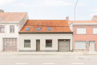 Deze volledig gerenoveerde woning is gelegen vlakbij het centrum van Moorslede (fietsstraat).<br /><br />Op de gelijkvloerse verdieping is volgende indeling aanwezig: inkomhal met gastentoilet, lichtrijke leefruimte, open keuken, wasplaats, 2 bergingen, garage én zonnige tuin (met terras en alle voorzieningen voor een tuinhuis).<br />Op de eerste verdieping zijn twee slaapkamers aanwezig, een dressing en een badkamer (inloop douche, wastafel en toilet). Er is eveneens een grote zolderruimte die kan (mits opfrissing) dienen als derde slaapkamer.<br /><br />PLUSPUNTEN:<br />- EPC B (mits zonnepanelen EPC label A)<br />- CONFORME ELEKTRICITEIT<br />- RUIME INPANDIGE GARAGE<br />- VEEL OPBERGRUIMTE<br />- INSTAPKLAAR<br /><br />De prijs is een VANAFPRIJS.
