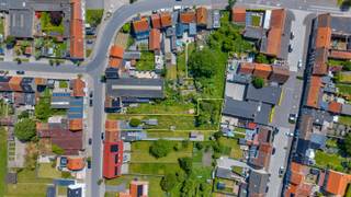 Deze te renoveren woning met 3 slaapkamers is rustig gelegen in het centrum van Houtem (Veurne). Door zijn landelijke ligging op een ruim perceel kunt u genieten van de rust doch heeft u een vlotte verbinding naar Veurne en de E40.<br /><br />De woning heeft de volgende indeling:<br />Op de gelijkvloers vinden we de leefruimte met zithoek en een ruime keuken, droge kelder en een badkamer. Er is tevens ruimte voor een garage bij te bouwen. Boven bevinden zich nog 3 slaapkamer. Zolder te bereiken via een vaste trap.<br /><br />Enkele troeven:<br /><br />- Tal van mogelijkheden;<br />- Ruim perceel;<br />- Rustig gelegen;<br /><br />Meer info of een bezoek? Aarzel dan niet om ons te contacteren!