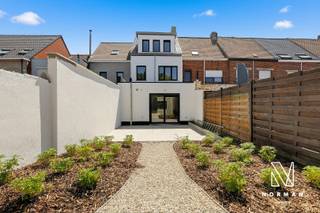 Hippe gerenoveerde woning met EPC-label A, 4 slaapkamers, uitweg en tal van extra's<br />Welkom in deze stijlvolle gerenoveerde en energiezuinige woning. Via de inkomhal met gastentoilet kom je terecht in de gezellige leef- en zitruimte. De trendy, volledig uitgeruste keuken vormt het hart van de woning en biedt dankzij de grote porte-fenêtre een overvloed aan natuurlijk licht en een aangenaam zicht op de tuin. Aansluitend bevinden zich een praktische berging en een kelder.<br />Op de eerste verdieping vind je twee ruime slaapkamers en een moderne badkamer met douche, bad, lavabo en toilet. De tweede verdieping beschikt over maar liefst 2 extra volwaardige slaapkamers, ideaal voor een groot gezin, een bureau of hobbyruimte.<br />Buiten geniet je van een zonnige tuin met terras, een uitweg en een private staanplaats met de mogelijkheid om een carport of garage te voorzien.<br />Extra troeven zijn de zonnepanelen, de conforme elektrische keuring en het uitstekende EPC-label A, wat garant staat voor een energiezuinige en toekomstgerichte woning.<br />Voor meer info of een bezoek bel Amber op 0470 11 17 12