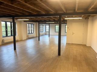 Gelegen in de Hulststraat 11 te Tielt vindt u deze verzorgde kantoorruimte van ca 250 m² terug. Het betreft een kantoor te huur op de...