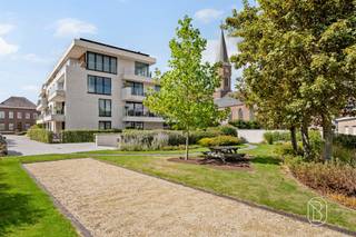 Luxueus afgewerkt kantoor op topligging in Anzegem.Dit luxueus afgewerkte kantoor in de Stijn Streuvelsstraat 7/003 in Anzegem combineert een hoogwaardige uitstraling met hedendaags comfort en uiterst energiezuinige technieken.De kantoorruimte beschikt over een oppervlakte van ca. 192 m² en werd bijzonder smaakvol ingericht. De combinatie van warme zandtinten, donkere houtaccenten, sfeervolle verlichting en een eigentijdse afwerking zorgt voor een professionele, maar tegelijk aangename werkomgeving.De indeling omvat onder meer een ruime inkomhal, een aparte vergaderzaal, een landschapskantoor met ruimte voor meerdere werkplekken, een volledig ingerichte keuken, douchekamer en ruime berging/technische ruimte.Technisch: de warmtepomp zorgt voor verwarming én koeling via vloerverwarming, balansventilatie type D, een domoticasysteem en maar liefst 32 zonnepanelen. Een ideale combinatie van comfort en lage energiekosten.De ligging is bijzonder interessant: langs de N36, met een vlotte verbinding richting Waregem, Kortrijk en de E17. Bovendien bevindt de openbare parking zich vlak voor de deur.Bij het kantoor: 6 privatieve parkeerplaatsen bij te kopen voor €75.000. Een instapklaar kantoor voor ondernemers, vrije beroepen, consultants of KMO's die geen genoegen nemen met een standaard kantoorruimte, maar kiezen voor uitstraling, comfort en energiezuinigheid.