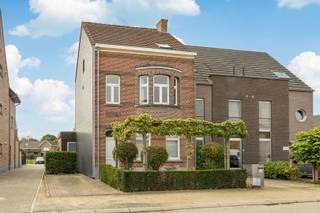 <p><span>Welkom in deze elegante woning waar klassieke charme en modern wooncomfort hand in hand gaan.</span></p><p><span> </span></p><p><span>Deze sfeervolle woning biedt heel wat leefruimte op een perceel van 380 m². Gelijkvloers leidt de inkomhal naar een stijlvolle voorkamer. In de leefruimte achteraan creëer je moeiteloos een gezellige zithoek en aangename eetplaats. De moderne open keuken vormt een echte eyecatcher, met een royaal werkblad en veel praktische opbergruimte. Bovendien sluit ze naadloos aan op het terras en de tuin, waardoor binnen en buiten mooi in elkaar overvloeien.</span></p><p><span> </span></p><p><span>Extra bergruimte vind je in de kelder en de praktische berging-wasplaats.</span></p><p><span> </span></p><p><span>De woning is voorzien van drie slaapkamers en één badkamer. Bovendien is het mogelijk op de tweede verdieping extra kamers bij te maken, helemaal afgestemd op jouw woonwensen.</span></p><p><span> </span></p><p><span>Ook buiten is het heerlijk vertoeven, met zon in de tuin op verschillende momenten van de dag. De praktische garage met werkplaats maakt het geheel compleet en biedt een veilige parkeerplaats én extra stockageruimte. Ook de ligging is een troef: winkels, de dorpskern en het openbaar vervoer bevinden zich allemaal op wandelafstand. </span></p><p><span> </span></p><p><span>Benieuwd naar deze verrassende combinatie van charme, ruimte en modern comfort? Contacteer ons en ontdek zelf wat deze woning te bieden heeft! Je kan ons bereiken via 0479/01.01.01.</span></p><p><span> </span></p>