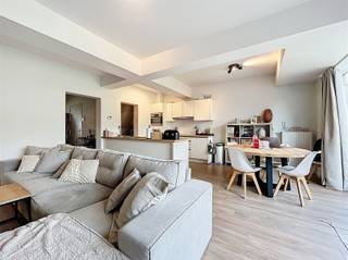 BEZOEKDAG VOLZET. Dit lichtrijk gelijkvloers appartement is gelegen in een rustige buurt nabij de Gentbrugse Meersen met een onmiddellijke...