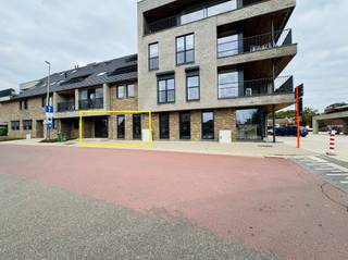 <p><span>Casco handelspand met ondergrondse parking en berging in centrum Dilsen-Stokkem!</span></p><p><span> </span></p><p><span>In het centrum van Dilsen-Stokkem bieden wij dit casco handelspand aan, ideaal voor wie op zoek is naar een commerciële ruimte die volledig naar eigen smaak en noden kan worden ingericht.</span></p><p><span> </span></p><p><span>De centrale ligging, de moderne architectuur en de inbegrepen ondergrondse parkeergelegenheid en berging maken dit een bijzonder interessante opportuniteit voor ondernemers én investeerders.</span></p><p><span> </span></p><p><span>Het pand bevindt zich op een zichtbare en goed bereikbare locatie in het centrum van Dilsen-Stokkem, vlak naast de instapklare brasserie Motta.</span></p><p><span>Deze ligging biedt een uitstekende zichtbaarheid en passage, ideaal voor handel, kantoor, dienstverlening of vrij beroep.</span></p><p><span> </span></p><p><span>Het handelspand wordt casco aangeboden, waardoor de toekomstige eigenaar volledige vrijheid heeft in de afwerking, indeling en inrichting.</span></p><p><span>Of u nu kiest voor een eigentijdse winkelruimte, een modern kantoor, een schoonheidsinstituut of een ander handelsconcept, dit pand vormt de perfecte blanco canvas om uw visie werkelijkheid te maken.</span></p><p><span> </span></p><p><span>Bij de aankoop is bovendien een ondergrondse parkeerplaats met bijhorende berging inbegrepen in de prijs.</span></p><p><span> </span></p><p><span>Troeven:</span></p><ul><li><span>Casco handelsruimte met vrije indeling</span></li><li><span>Volledige afwerking naar eigen smaak mogelijk</span></li><li><span>Ondergrondse parking + berging inbegrepen</span></li><li><span>Moderne architectuur en energiezuinig gebouw</span></li></ul><p><span> </span></p><p><span>Bent u op zoek naar een nieuw handelspand dat u volledig naar eigen wens kunt afwerken op een zichtlocatie in Dilsen-Stokkem?</span></p><p><span>Neem gerust contact op met Robin via 0484 35 73 08 of <span>robin@jemar.be</span></span><span> voor meer informatie of een bezichtiging.</span></p><p><span> </span></p>