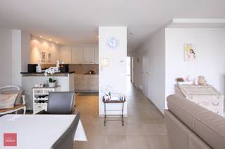 Mooi verzorgd appartement in het centrum van Kortrijk. Bestaande uit: Inkomhal, living, ingerichte keuken, berging, 2 slaapkamers, badkamer en kelderberging. Reeds lange tijd verhuurd aan goede huurders, een prima investering. Aarzel niet ons te contacteren voor een vrijblijvend bezoek.