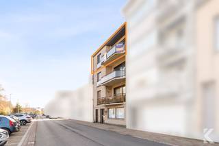 <p><span><strong>Stylish and spacious apartment (154 m²) with 2 terraces in Ostend</strong></span></p><p><span>Discover this bright and energy efficient apartment (EPC A) in the coveted Gouwelozestraat - a perfect combination of space, comfort and prime location.</span></p><p><span><strong>Advantages:</strong></span></p><ul><li><p><span>154 m² living space</span></p></li><li><p>elevator </p></li><li><p>only apartment on this floor</p></li><li><p><span>2 spacious terraces (south and north facing)</span></p></li><li><p><span>Large open living space with lots of light</span></p></li><li><p><span>Open kitchen with integrated office corner</span></p></li><li><p><span>3 bedrooms</span></p></li><li><p><span>Full-fledged attic space (free to convert as desired)</span></p></li><li><p><span>Well-kept bathroom</span></p></li><li><p><span>Practical storage + bicycle storage</span></p></li><li><p><span>Energy efficient (EPC A)</span></p></li></ul><p><span><strong>Top location:</strong></span></p><ul><li><p><span>Directly opposite the Maria Hendrikapark ("'t Bosje")</span></p></li><li><p><span>Everything within walking distance: stores, schools, public transport</span></p></li><li><p><span>Fast connection to center and beach</span></p></li><li><p><span>Easy accessibility</span></p></li></ul><p> </p>