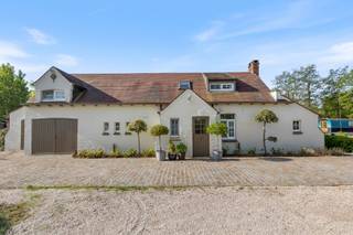Voor zij die op zoek zijn naar een unieke parel op wandelafstand van zee. Op een idyllische locatie, gelegen in een zeldzaam duinen gebied en weg van...