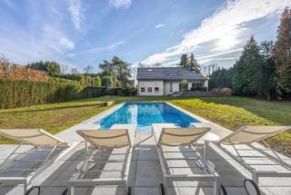 Gelegen in het gegeerde Schilde-Bergen, uitstekend bereikbaar en met een oase van rust in eigen tuin.Deze woning combineert het beste van twee...