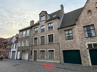 Dit charmante dakappartement, gelegen in een kleinschalig gebouw in het hart van Brugge, biedt 2 slaapkamers en een moderne, open leefruimte...