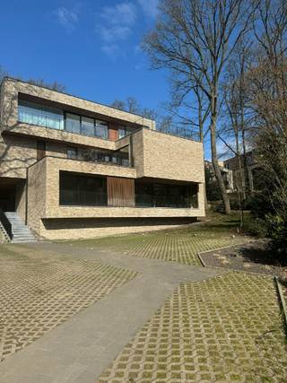 3 open autostaanplaatsen te koop aan residentie Henri Decleene gelegen in Genk-Centrum.Onmiddellijk beschikbaar.Prijs per parking: € 50 / maand...
