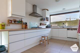 OPENDEURDAG OP ZATERDAG 11 APRIL 2026 tussen 14u00 en 16u00 (op afspraak)Deze prachtige halfopen woning biedt comfort, ruimte en een uitstekende...