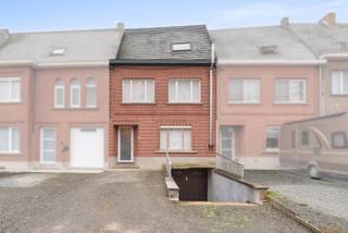 Bent u op zoek naar een deels gerenoveerde woning die nog verder afgewerkt dient te worden maar wel reeds instapklaar is?Dan heeft u uw droomwoning...