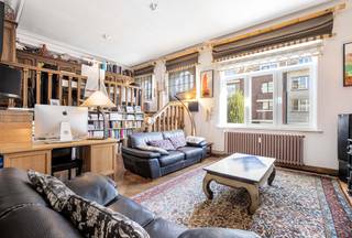 <div>
<p>Ontdek dit ruime appartement (±169 m²) met 4 slaapkamers en een uitgesproken eigen karakter in de zeer gewilde wijk Het Vogelgezang in Sint-Pieters-Woluwe, vlak bij Oudergem. Het appartement bevindt zich op de begane grond van een klein appartementencomplex en beschikt over een volledig onafhankelijke ingang (met veiligheidsslot), waardoor het de sfeer van een rustig gelijkvloers huis uitstraalt.</p>
<p>De ruime kamers en hoge plafonds vormen een van de grote troeven van dit pand. De woonruimte beslaat bijna 43 m², met een eetkamer van 18 m² en een zitkamer van 25 m², aangevuld met een charmante mezzanine van ± 7 m² die geschikt is als kantoor, speelruimte of multifunctionele hoek. De moderne keuken van ± 15 m², uitgerust met een prachtig Lacanche-fornuis, beschikt ook over een bijkeuken.</p>
<p>Aan de slaapzijde geeft een ruime hal toegang tot vier slaapkamers: 11, 11, 12 en 20 m², evenals een badkamer met dubbele wastafel en een apart toilet. De indeling is flexibel en biedt onder meer de mogelijkheid om een slaapkamer met eigen badkamer te creëren.</p>
<p>Twee kelders en een uitzonderlijke dubbele garagebox van bijna 40 m² maken het pand compleet, met daarnaast de mogelijkheid om een auto op de garagehelling te parkeren. EPC-klasse E, kozijnen met dubbele beglazing uit 2021, dak vernieuwd en geïsoleerd in 2025. Kosten ± 400 €/maand inclusief gemeenschappelijke kosten, verwarming en koud water. Elektriciteit moet aan de voorschriften worden aangepast.</p>
<p></p>
<p><b>Het pand</b></p>
<ul>
<li><b>Begane grond, klein, gezellig appartementencomplex</b> uit 1930</li>
<li><strong>Aparte ingang, „gelijkvloerse woning“</strong></li>
<li>Ruime kamers, <b>hoge plafonds</b> & karakter</li>
</ul>
<p><strong>Woonruimtes</strong></p>
<ul>
<li>Ruime hal van ca. 9 m² met opbergruimte en dubbele toegang tot de woonkamer</li>
<li>Eetkamer van <b>± 18 m²</b></li>
<li>Woonkamer van <b>± 25 m²</b></li>
<li>Prachtige <b>mezzanine van ± 7 m², kantoor, multifunctionele ruimte</b></li>
<li>Grote, moderne en hoogwaardige keuken van <b>± 15 m², ‘piano’-fornuis van Lacanche + bijkeuken</b></li>
<li>Ruime slaapgedeelte</li>
<li><b>4 slaapkamers</b>: 11, 11, 12 & 20 m²</li>
<li>Badkamer met <b>dubbele wastafel</b></li>
<li>Apart toilet</li>
<li>Mogelijkheid om een slaapkamer in te richten met een <b>eigen badkamer (momenteel inloopkast)</b></li>
</ul>
<p><b>Garage & opslagruimte</b></p>
<ul>
<li>Uitzonderlijke <b>dubbele garagebox van ± 40 m²</b></li>
<li>Momenteel gedeeltelijk ingericht als <b>fitnessruimte</b></li>
<li>Mogelijkheid om ook een voertuig op de helling van de garage te parkeren</li>
<li><b>2 extra kelders</b>, bereikbaar met de auto via de achterzijde van het gebouw</li>
</ul>
<p><strong>Technische gegevens</strong></p>
<ul>
<li>EPB: <b>E</b></li>
<li>Raamkozijnen <b>met dubbele beglazing uit 2021</b></li>
<li>Dak <b>vernieuwd en geïsoleerd in 2025</b></li>
<li>Collectieve stookolieverwarming uit 1996</li>
<li>Gemeenschappelijke waterontharder</li>
<li>Elektriciteit <b>niet conform</b></li>
<li>Kosten: ± <b>400 €/maand</b>, inclusief gemeenschappelijke kosten, verwarming en koud water</li>
</ul>
</div>