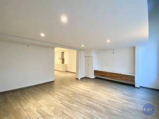 Informations platesMise en pageRez-de-chaussée * Espace de vie (environ 20m²), actuellement aménagé en chambre à coucher, bénéficie de la lumière...