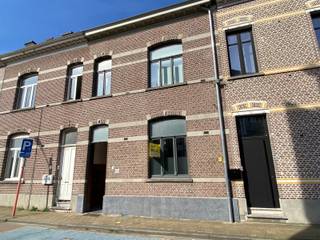 Prachtig en groot instapklaar gelijkvloers appartement (100m2) in het centrum van Geel.U komt binnen in de inkomhal met apart toilet. Van hieruit...