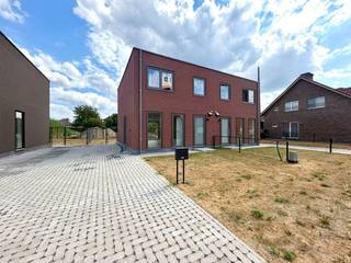 Ben je op zoek naar een splinternieuw, duurzaam en modern huis in Limburg? Deze woning in Leopoldsburg combineert hedendaags wooncomfort met een uitstekende ligging. Het betreft een halfopen bebouwing die als nieuwbouw volledig voldoet aan de strengste energienormen, waardoor het pand bijzonder energiezuinig is.<br /><br />De ligging biedt een vlotte verbinding naar de belangrijkste invalswegen en het levendige centrum van Leopoldsburg, wat het de ideale uitvalsbasis maakt voor gezinnen en koppels die op zoek zijn naar rust én comfort.<br /><br />Indeling :<br /><br />Gelijkvloers: <br /><br />- inkomhal <br />- woonkamer <br />- keuken <br />- toilet <br />- berging <br />- tuin met terras <br /><br />Verdiep +1: <br /><br />- nachthal<br />- 3 slaapkamers <br />- badkamer <br />- berging <br /><br />Extra info:<br /><br />- bovenverdieping voorzien van een airco<br />- EPB: +A<br /><br /><br />De snelste manier om een bezoek te brengen aan deze woning? Vraag je bezoek aan via de rode knop op onze website (www.dewaele.com).<br /><br />Telefonisch kunnen er geen afspraken gemaakt worden. Bij andere vragen kun je ons telefonisch contacteren via 011 30 50 50.<br /><br />Tot binnenkort!
