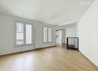 Tel: 0456 79 45 19 / E-mail: sophia.vanhove@weinvest.be<br /><br />We Invest biedt u met plezier, in exclusiviteit, dit charmante en zeer lichtrijke appartement aan, gelegen op de 1ste verdieping achteraan in een gebouw in Brussel.<br /><br />Ideaal gelegen in Brussel, geniet het pand van een uitstekende ligging vlakbij Sint-Katelijne, de Sint-Goriks Hallen en het stadscentrum. De buurt biedt een dynamisch en aangenaam leefkader met tal van winkels, supermarkten, restaurants, cafés en openbaar vervoer op wandelafstand. U geniet bovendien van een snelle toegang tot de belangrijkste verkeersaders en alle voorzieningen van het centrum van Brussel.<br /><br />Het appartement bestaat uit een aangename, lichtrijke woonkamer, een uitgeruste keuken, evenals een moderne doucheruimte met toilet. Een binnentrap leidt naar de verdieping, die een tweede lichtrijke leefruimte biedt, ideaal als bureau- of ontspanningsruimte.<br /><br />Huurprijs: €910/maand<br />Kosten: €95/maand (provisie voor warm water en verwarming, elektriciteit en onderhoud van de gemeenschappelijke delen).<br />EPC: F<br /><br />Onmiddellijk beschikbaar voor een minimumtermijn van 3 jaar.<br /><br />Wacht niet te lang om te komen bezichtigen! Voor meer exclusieve panden, bezoek www.weinvest.be