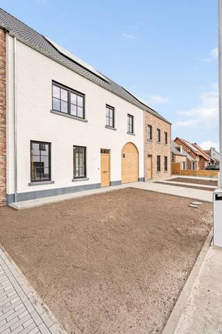 Deze energiezuinige nieuwbouwwoning geniet van een uitstekende ligging in het hart van Weelde. Gelegen in een rustige en kindvriendelijke omgeving bevindt u zich op wandelafstand van winkels, scholen en openbaar vervoer. Hier combineert u comfortabel wonen met alle dagelijkse voorzieningen binnen handbereik.<br /><br />Indeling:<br />Via de inkomhal met apart gastentoilet betreedt u de woning. De lichtrijke leefruimte biedt voldoende plaats voor een gezellige zit- en eethoek en sluit naadloos aan op de volledig ingerichte open keuken. Deze is uitgerust met hedendaagse kwaliteits- en comforttoestellen en vormt het centrale hart van de woning. Aansluitend bevindt zich een bijzonder ruime wasplaats/berging, die toegang biedt tot de zeer ruime inpandige garage. Deze garage biedt plaats aan één wagen en beschikt bovendien over voldoende extra ruimte voor fietsen, stockage of een werkhoek.<br /><br />Op de eerste verdieping bevinden zich vier volwaardige slaapkamers en een stijlvolle badkamer, uitgerust met een inloopdouche, ligbad en een dubbele wastafel met badkamermeubel. Twee van de vier slaapkamers beschikken bovendien over een ruime dressing, wat zorgt voor extra comfort en opbergruimte.<br /><br />De tweede verdieping is bereikbaar via een vaste trap en biedt een royale polyvalente ruimte met tal van mogelijkheden. Deze verdieping kan perfect ingericht worden als extra slaapkamer(s), bureau, hobbyruimte of ontspanningsruimte. Hier bevinden zich tevens de technische installaties, waaronder de warmtepomp en het ventilatiesysteem.<br /><br />Ook buiten is de woning volledig afgewerkt. De tuin is ingezaaid met gras en zowel het terras als de oprit zijn reeds volledig aangelegd, zodat u meteen kunt genieten van uw nieuwe thuis.<br /><br />De vermelde prijs is exclusief notariskosten en exclusief 21% btw op het grond- en constructieaandeel.<br /><br />Troeven:<br />*Energiezuinige nieuwbouwwoning (E22) <br />*5/6 slaapkamers<br />*Twee slaapkamers met ruime dressing<br />*Zeer ruime inpandige garage<br />*Vloerverwarming<br />*Warmtepomp<br />*8 zonnepanelen<br />*Uitstekende centrumligging, op wandelafstand van winkels, scholen en openbaar vervoer