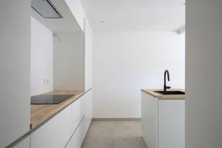 Dit volledig gerenoveerd appartement met 1 slaapkamer geniet van een gunstige locatie in het centrum van Waregem. Het appartement met privaat terras is gelegen op de gelijkvloerse verdieping. Verkoop onder registratierechten!INDELINGLeefruimte met volledig nieuwe keuken - overal parket - slaapkamer 1 - badkamer met douche en lavabo - toilet - aangenaam terras 3 privatieve staanplaatsen aan de achterzijde van het gebouw - fietsenberging - kelderbergingTROEVEN* EPC score A: zeer energiezuinige appartementen* verkoop onder registratierechten!* recent en volledig gerenoveerd met oog voor kwaliteit en duurzaamheid* in afwerkingsfase* instapklaar – alle units zijn verhuurklaar (volledig geschilderd en verlichting aanwezig) * individuele nutsvoorzieningen per appartement* energiezuinige installaties en conforme elektriciteit* interessante huuropbrengst – ideaal voor de investeerder die zoekt naar stabiliteit en rendement* aankoop staanplaats: 15.000€Deze eigendom is perfect voor wie op zoek is naar een perfect afgewerkt appartement. Contacteer ons vandaag voor meer informatie, een gedetailleerde rendementsberekening of een plaatsbezoek op flore.decavel@dewaele.com of 056 605 605