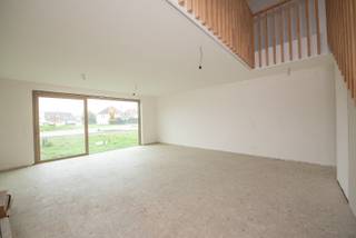 Je komt deze ruime, moderne woning binnen via de inkomhal waar je toegang hebt tot het gastentoilet, een eerste berging, de keuken en de leefruimte. Deze omvat een zithoek, een eethoek. Verder is er op het gelijkvloers ook nog een tweede berging onder de trap. Op de eerste verdieping heb je drie volwaardige slaapkamers, een volledig uitgeruste badkamer en een apart toilet. Via een vaste trap kan je nog naar de tweede verdieping die mogelijkheid biedt tot extra slaapkamer(s).<br /><br />Troeven: <br />- Lage energiepeil van E20<br />- Warmtepomp (Lucht-water) voor vloerverwarming en -koeling<br />- Zonnepanelen 1600 Wp<br />- Ventilatie type C<br />- Volledig geïsoleerd <br />- Achtergelegen carport is inbegrepen<br />- Voortuin aangelegd<br /><br />Meer info of een bezoek ter plaatse via tom@immoroba.be of 056 14 02 00<br /><br />Mooi meegenomen: de drie eerste woningen maken deel uit van een reconversieproject waardoor ze kunnen worden aangekocht aan 6% BTW (indien aan de voorwaarden wordt voldaan).