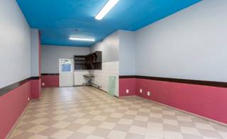 Maison d'habitation avec rez-de-chaussée commerciale.<br />Cette propriété est située à proximité du centre de Bruxelles, des transports en commun, des artères et des commerces.<br /><br />Au rez-de-chaussée se trouve un espace commercial (34m²) avec une terrasse adjacente.<br />Le premier étage se compose d'une unité résidentielle (40m²) aménagée comme suit : un séjour avec cuisine ouverte, une salle de bain avec douche et toilettes et une chambre à coucher.<br />Les entités du deuxième et du troisième étage sont identiques à celles du premier étage.<br />Le quatrième étage se compose d'une unité résidentielle (52m²) aménagée comme suit : un living, une cuisine équipée, une salle de bain avec douche et toilettes, une chambre et une mezzanine.<br /><br />L'immeuble n'est pas autorisé en tant qu'habitation multifamiliale, mais est actuellement divisé en un rez-de-chaussée commercial et 4 entités résidentielles.<br /><br />EPC : 190 kWh/m²