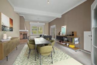 Deze ruime woning is gunstig gelegen vlakbij het centrum van Hamme en beschikt over een bewoonbare oppervlakte van ongeveer 175 m². Dankzij de hoge plafonds, grote kamers en de praktische indeling biedt deze woning bijzonder veel potentieel voor wie op zoek is naar een ruime gezinswoning die verder naar eigen smaak kan worden gemoderniseerd.<br /><br />Via de inkomhal komt u in de lichtrijke leefruimte die aansluit op de keuken. Achteraan bevinden zich de badkamer, een praktische bergruimte en de toegang tot de zuidgerichte tuin. Deze vormt een aangename en rustige plek om te genieten van het buitenleven.<br /><br />Op de eerste verdieping bevinden zich twee ruime slaapkamers. De tweede verdieping biedt nog twee volwaardige kamers die perfect kunnen dienen als extra slaapkamers, bureau of hobbyruimte. De royale ruimtes en hoge plafonds maken van deze woning een interessante renovatiekans met veel mogelijkheden.<br /><br />De woning beschikt bovendien over enkele belangrijke troeven zoals een elektriciteitsinstallatie die conform gekeurd is tot 2039, een asbestveilige woning en een energiezuinig EPC-label B. Tot slot is er ook een grote, praktische en droge kelder aanwezig.<br />