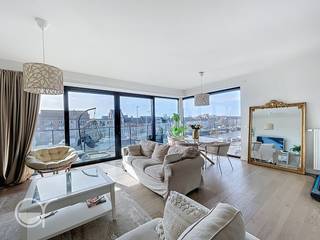 OPGELET: om dit pand te huren of bezichtigen vragen wij steeds eerst een virtueel bezoek te brengen aan het pand. Ga hiervoor naar www.rosseel.be en vul de referentie XF474 in in het veld ‘zoek’ bovenaan rechts. Kies dan ‘360°’. De website helpt je nu verder voor de volgende stappen.<br /><br />Ontdek dit modern appartement op de tweede verdieping, gelegen op een uitstekende locatie aan de Nieuwevaart. Dankzij het aangenaam en ruim terras geniet het appartement van veel lichtinval. Verder heeft het volgende indeling: inkomhal, lichtrijke woonkamer, open geïnstalleerde keuken, wasberging, apart toilet, badkamer en twee volwaardige slaapkamers.<br /><br />Bovendien zijn een kelderberging én autostaanplaats inbegrepen in de huurprijs. De maandelijkse gemeenschappelijke kosten bedragen €110 (voorschot). Nutsvoorzieningen dienen afzonderlijk afgesloten te worden.<br /><br />Dit appartement is beschikbaar vanaf 01/06/2026.