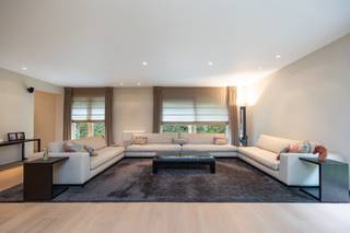 <strong>Moderne en recente villa op 1.017m² grond gelegen in de prestigieuze villawijk Park den Brandt. Gelegen nabij Nachtegalenpark, Middelheimpark, openbaar vervoer, supermarkten, leuke restaurants, belangrijke in- en uitvalswegen. </strong><br /><br /><span><strong>Gelijkvloerse verdieping:</strong></span><br />Via de ruime inkomhal met gastentoilet en vestiarekasten betreedt men de riante en lichtrijke leefruimte op parket. Deze is onderverdeeld in zithoek, salon en een eetkamer. Aansluitend aan deze leefruimte bevindt zich de geïnstalleerde aparte leefkeuken met ontbijthoek, een kookeiland, opbergkasten en alle toestellen. Vooraan is er een aparte bureauruimte/tv-kamer/logeerkamer op parket. <br /><br /><span><strong>Eerste verdieping:</strong></span><br />De eerste verdieping is bereikbaar via de hoofdtrap als via de lift. Op deze verdieping vinden we 4 ruime en volwaardige slaapkamers op parket, ensuite een ingerichte badkamer en walk-in dressing. <br /><br /><span><strong>Tweede verdieping:</strong></span><br />De tweede verdieping is bereikbaar via de trap en de lift. Hier bevinden zich nog drie extra ruimtes / slaapkamers op parket, een extra douchekamer en een technische ruimte. De grootste ruimte kan gebruikt worden als ontspanningsruimte, fitnessruimte, yogastudio of zelfs een thuiswerkplek. Dankzij de royale afmetingen en flexibele indeling is deze verdieping perfect aan te passen aan diverse woon- en leefbehoeften.<br /><br /><span><strong>Kelder verdieping:</strong></span><br />De KELDER is opgedeeld in verschillende ruimtes betsaande uit een wasplaats, opbergruimtes, technische ruimte, inpandige garage. <br /><br /><span><strong>BIJZONDERHEDEN: </strong></span><br /><span>* Moderne villa gebouwd in 2008 <br />* Uitstekend gelegen in prestigeuze villawijk Park den Brandt nabij Nachtegalenpark, Middelheimpark<br /></span>* Uitstekend EPC label A, conforme keuring, aircosysteem, verwarming op gas, alarm, personenlift voorzien<br />* Inpandige garage en een oprit voor meerdere wagens