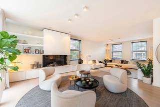 Charmante villa met cottage-uitstraling, volledig vernieuwd, in het groene AartselaarDeze uitzonderlijke villa combineert de warme charme van een...