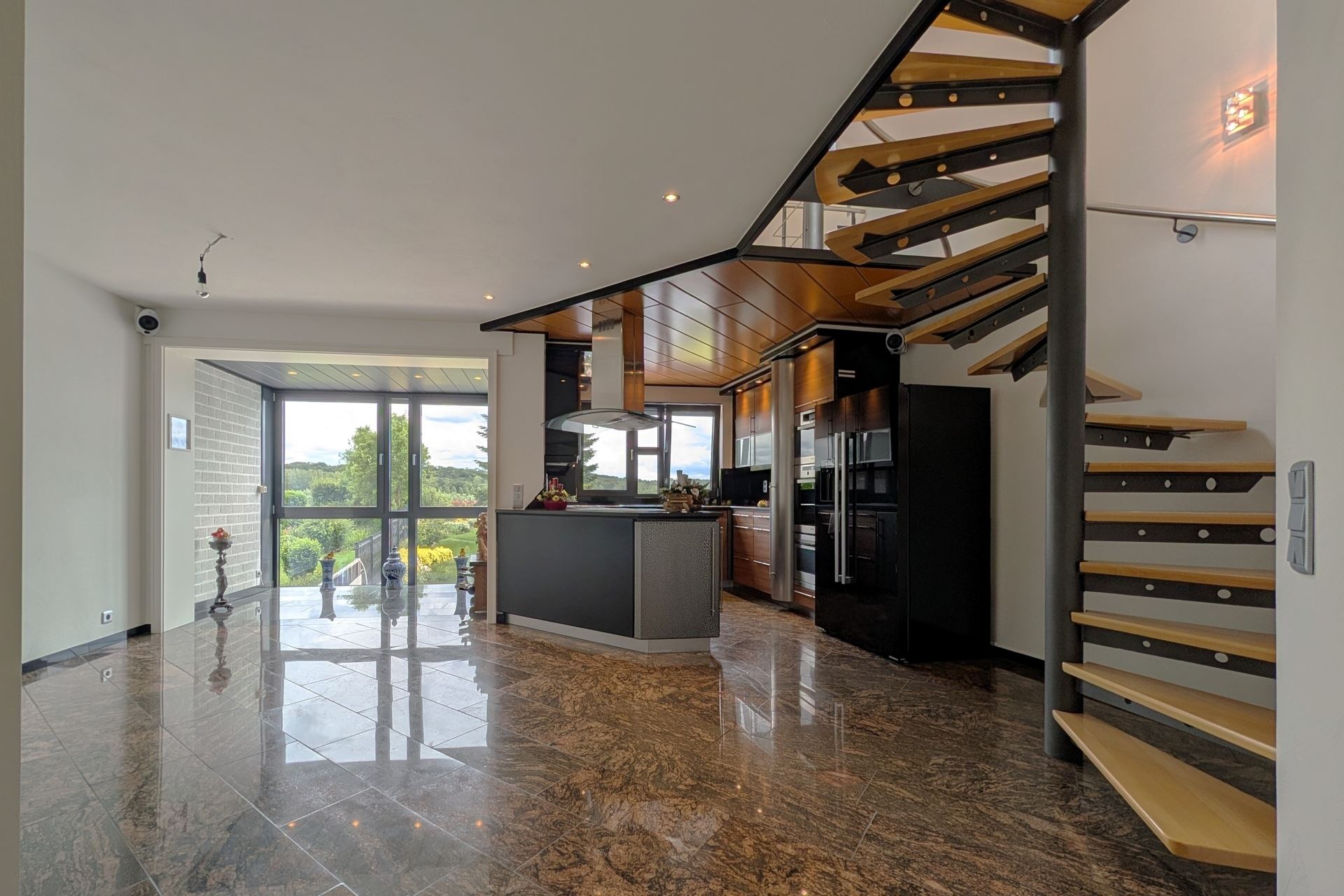 Grotestraat 332/2 – genieten van comfort, sauna, ruime inpandige garage, prachtig aangelegde tuin en een uniek uitzicht over de Maas! - foto 4