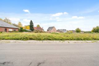 <p>This building plot for a detached home in Lembeek is located in the quiet residential area of Kriekeveld. It offers an excellent opportunity to build a custom home with easy access to Halle and Brussels.</p><p>The plot has a surface of 4a51, a width of 17,50m and a depth of 36,00m, allowing for the construction of a detached house with a maximum cornice height of 5,80m.</p><p>The subdivision is more than 15 years old, which allows for potential deviations from the original regulations, subject to approval. This provides additional flexibility for your project.</p><p>Interested in this well-located building plot in Lembeek, feel free to contact us for more information.</p>
