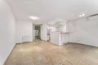 Langs de Noordstraat vinden we dit centraal gelegen appartement terug. Het appartement maakt deel uit van een kleine residentie en werd recent geschilderd, voorzien van warmtepomp en nieuwe badkamer.<br />Uitstekend gelegen in het centrum nabij openbaar vervoer, winkels en horeca.
<ul>
	<li>80 m² bewoonbare oppervlakte</li>
	<li>1 slaapkamers</li>
	<li>lichtrijk</li>
	<li>2 terrassen van 23 en 1,6m²</li>
	<li>berging in appartement + kelderberging van 7m²</li>
	<li>EPC label B en goedgekeurde elektriciteit</li>
	<li>Airco aanwezig</li>
</ul>
In dezelfde residentie hebben we nog appartementen te koop, meerdere units aankopen is mogelijk!<br />Is je interesse gewekt? Geef ons een seintje voor meer informatie.<br /><br /><br /> 