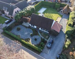 Deze karaktervolle woning biedt een ruim en veelzijdig woonvolume met tal van authentieke elementen, en geniet van een unieke, rustige ligging in...