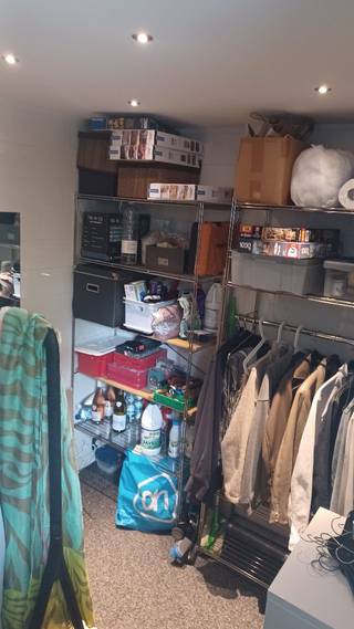 Vakantiewoning met 2 slaapkamers en ruime tuin op vakantiedomein Sonnevijver te Rekem! <br />Heidestraat 101/A38, 3620 Lanaken<br />EPC-label C<br />€ 163.000<br />Instapklare gelijkvloerse vakantiewoning met tuin op het recreatiepark Sonnevijver in Rekem.<br />Gelegen op een rustige, bosrijke locatie vlak naast het Nationaal Park Hoge Kempen, met prachtige wandel- en fietsroutes door de natuur. Bovendien kan je in het Park Sonnevijver genieten van een privémeer met exclusief strand, alleen toegankelijk voor de bewoners van deze woningen, ideaal voor te zwemmen, SUPpen en vissen. Het vakantiedorp ligt op een steenworp van Maastricht.<br /><br />De woning is volledig gerenoveerd. En door de nieuwe aanbouw is er plaats gecreëerd voor een inkomhal, een aparte berging en een zeer grote badkamer met douche, 2 lavabo’s en een ingebouwd groot bad. De woning beschikt over twee slaapkamers waarvan één ingericht met praktische inloopdressing. De moderne keuken is voorzien van vaatwasser, inductiekookplaat met dampkap, Amerikaanse inbouwkoelkast met diepvriezer en een combi-oven. <br /><br />De woning is voorzien van een warmtepomp, een pelletkachel en er is een energiezuinig, ultramodern infraroodpaneel tegen het plafond van de living geplaatst wat een unieke warmte ervaring biedt.<br />Een aparte buitenberging en tuinhuis biedt extra opslagruimte. Ook parkeren kan op eigen perceel. <br /><br />Pluspunten<br />Extra ruimte door nieuwe aanbouw<br />Warmtepomp en pelletkachel<br />Infrarood paneel<br />Zeer grote badkamer met alle modern comfort<br />Amerikaanse inbouwfrigo met diepvriezer<br />2 bergruimten + tuinhuis<br /><br /><br />Bijzonderheden<br />Erfpachtvergoeding van 2026 € 3331,84<br />Beheersvergoeding van 2026 € 721,35<br />Er is geen domicilie mogelijk<br /><br />Algemene informatie<br />Adres: Heidestraat 101/A38, 3620 Lanaken<br />Aantal slaapkamers 2<br />Aantal badkamers 1<br />Aantal toiletten 1<br />Bewoonbare 84 m² <br />Grondoppervlakte 403 m²<br />Verwarming: warmtepomp, pelletkachel, infraroodpaneel<br />Soort dak: plat dak vernieuwd met bitumineuze dakbedekking