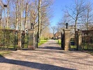 Gelegen in een residentieel en zeer groene woonomgeving , onder supervisie van een concierge in een afgesloten domein van 4,5 ha op de grens...