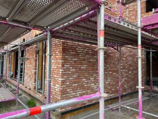 Laatste appartementen in deze residentie te koop! <br />Residentie KASTEELPARK ZUID , deze residentie ligt in het hartje van Berlare, 100 meter ten zuiden van het openbaar Kasteelpark, een locatie gelegen tussen de winkels en de kerk waardoor u werkelijk alles op wandelafstand heeft! Het leuke van dit gebouw is dat het achteraan zijn toegang heeft gevonden in een veilig geluid & verkeersarm straatje! Zowel de grote terrassen, de privatieve tuintjes alsook de garages kennen een mooi open zicht in het groen! De buitengevels van deze residentie zullen worden opgetrokken in een karaktervolle authentieke tijdloze landelijke bouwstijl. Hier zijn zowel 1, 2 alsook 3-slaapkamer appartementen voorzien van zeer veel lichtinval! Het aangename van deze instapklare BEN- appartementen is dat de afwerking in samenspraak met de verkoper gebeurt en hiervoor zijn budgetten bepaald in het lastenboek. M.a.w. : droomt u van uniek en energiezuinig te wonen zowel qua ligging als appartement in een prachtig concept dan is dit beslist iets voor u ! Graag stellen wij u vrijblijvend alle plannen voor van deze allernieuwste parel “Residentie KASTEELPARK ZUID” . Voor meer informatie of een afspraak kan u ons bereiken op 052/41.41.94 of mailen naar info@rosiersderidder.be<br />54% verkocht<br />Referentie: 5241