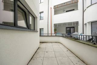 Gerenoveerd lichtrijk appartement met groot terras op centrale ligging vlakbij winkels, openbaar vervoer, grote verbindingswegen,... Het...