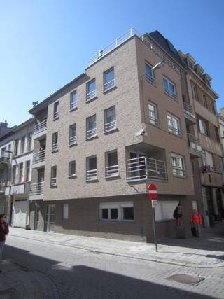 Bienvenue dans ce charmant appartement en duplex, situé au cœur d'Ostende ! Avec son emplacement pratique, ses équipements modernes et son atmosphère chaleureuse, c'est un endroit idéal pour vivre.<br />L'appartement comprend une chambre à coucher avec de grands placards intégrés, ce qui vous donne beaucoup d'espace de rangement pour toutes vos affaires. Le salon lumineux avec cuisine ouverte offre un espace agréable pour se détendre et cuisiner. La cuisine est équipée d'une plaque de cuisson électrique, d'une hotte aspirante, d'un réfrigérateur-congélateur et d'un four à micro-ondes intégré, ce qui vous permet d'avoir tous les appareils nécessaires à portée de main.<br />La salle de bains est équipée d'une douche, d'un lavabo et de toilettes, offrant tout le confort nécessaire. Il y a également une terrasse à l'avant du bâtiment, où vous pouvez profiter de l'extérieur et des vues animées.<br />L'immeuble est équipé d'un ascenseur et d'un local à vélos commun, pour plus de commodité et de confort. L'appartement est disponible à partir du 1er mai 2023 et le loyer mensuel est de 680,00 €, avec un paiement anticipé de 50,00 € pour les parties communes, avec un règlement annuel.<br />L'emplacement de l'appartement est excellent, avec le centre d'Ostende, les magasins, les transports publics et la plage accessibles à pied. Vous pouvez profiter de tout ce que cette ville dynamique a à offrir, tout en vivant dans un appartement agréable et confortable.<br />N'hésitez pas à demander une visite et à découvrir cet appartement en duplex. C'est une occasion unique de vivre au cœur d'Ostende, dans un appartement qui offre tout ce dont vous avez besoin pour un séjour agréable. Contactez notre équipe pour organiser une visite et faites de cet appartement douillet votre nouvelle maison !