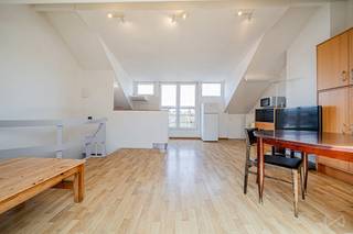 Informatie & bezichtigingen: alexia.i@weinvest.be - 0473585255 - We Invest biedt dit omgekeerde duplex appartement aan in een klein, goed...