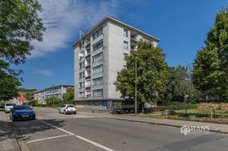 <p><span>Kerkeveldlaan 41 (5th floor) - Deurne</span></p><p><span> </span></p><p><span>Ideal starter apartment (49 m²) with 1 bedroom in Deurne.</span></p><p><span> </span></p><p><span>You live here in a quiet location at the foot of the Bisschoppenhofpark, while enjoying excellent accessibility. Thanks to the proximity of the Bisschoppenhoflaan and the Ter Heydelaan, there are plenty of public transportation options and you can reach the highway in no time. Velo stations are also within walking distance.</span></p><p><span>The apartment is located on the fifth floor of a well-maintained 7-story building, whose roof has already been insulated. The fixed costs are €115/month and the heating is common on heating oil. New PVC windows were installed in 2014 and the electricity is compliant.</span></p><p><span>Currently the apartment is rented at €575/month (€500 rent + €75 fixed costs), which also makes it interesting as an investment.</span></p><p><span>Thanks to its high location, you enjoy pleasant light and an open view of the surroundings here. The apartment includes a bright living room (25 sqm), a separate kitchen (4 sqm) with basic equipment, a bedroom (12 sqm) and a bathroom (4 sqm) with shower cabin, toilet, towel dryer and washbasin cabinet.</span></p><p><span>Finally, there is a private basement storage room and a communal bike shed.</span></p><p><span>Are you looking for an affordable starter apartment or an interesting investment in an easily accessible location? Do not miss this opportunity! Living area 49 m² – ref: gross floor area. For more info or a free estimate visit </span><span><span>www.hansimmo.be</span></span></p><p><span> </span></p>