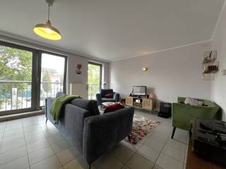 In het <strong>centrum van Zwijnaarde</strong> ligt dit leuke <strong>super toffe 2 slaapkamer appartement</strong>. Winkels, sportfaciliteiten, scholen,... alles is op wandelafstand beschikbaar. Bovendien is er een tramhalte in de buurt die je in alle comfort naar het centrum van Gent brengt. <br /><br />In het kleinschalige appartementsgebouw met moderne architectuur bevindt zich dit ruime appartement zich op de 1e verdieping. Via de inkom stap je binnen in een leuke en ruime <strong>lichtrijke </strong><strong>leefruimte</strong>. De open<strong> keuken </strong>is <strong>volledig ingericht</strong>. Verder is er een<strong> grote slaapkamer</strong>, een <strong>tweede kleinere slaapkamer</strong>, een <strong>badkamer<span> </span></strong>met lavabo en bad met douche, een <strong>apart toilet</strong> en een kleine technische <strong>berging </strong>met aansluiting voor de wasmachine.<br /><br />Bij het appartement hoort een <strong>ondergrondse kelderberging</strong> (K3).<br /><br />Domicilie verplicht.<br />Huurprijs : 950 Euro per maand<br />Huurwaarborg : 3 maanden huur<br />Gemeenschappelijke lasten : 75 Euro provisie<br />Er zijn individuele tellers voor water, gas en electriciteit.<br />Beschikbaar: 15/11/2026<br />Bezoeken enkel na afspraak.<br /><br /><strong>Een bezoek plannen? Dit kan enkel via onze website www.stellarimmo.be/te-huur. Ga naar het pand en klik op 'een bezoek aanvragen' onder de foto van de makelaar. Wij nemen dan contact met u op.</strong><br /><br /><strong>Verdere info via martine@stellarimmo.be</strong>